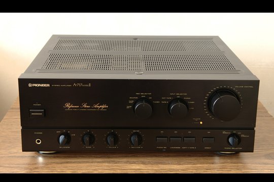 Aus der goldenen Ära stammt dieser Vollverstärker von Pioneer. Der A-717 Mkll erfreut mit resonanzarmem Gehäuseaufbau und aufwendigem Doppelnetzteil.